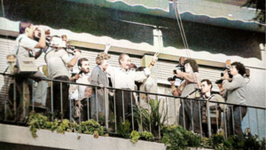 Seregni saludando desde el balcón de su casa en Bulevar Artigas Esq. Bulevar España el 19/03/1984
